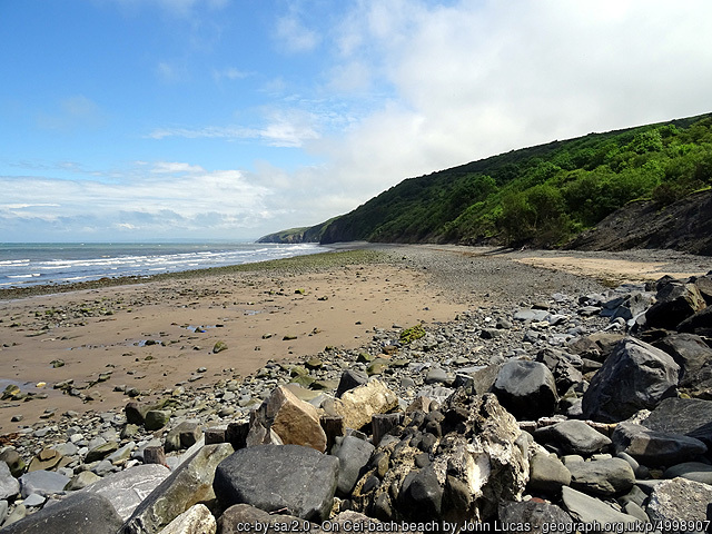 Cei Bach Beach