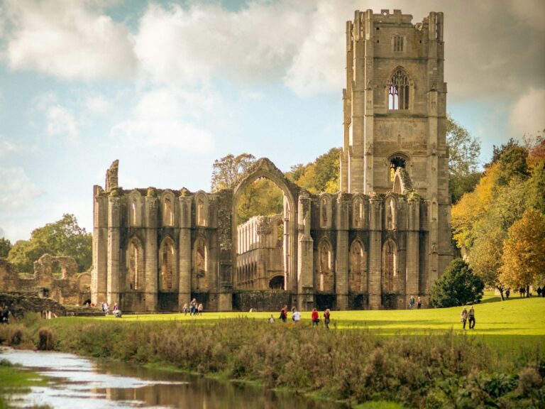 Fountains Abbey 768x576