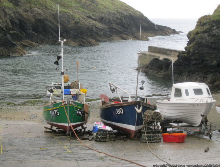 Portloe Harbour Beach 768x584