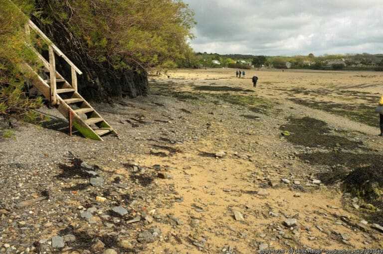Porthilly Cove Beach 768x510